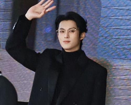 白鹿和王鹤棣最新爆料图片,时尚穿搭引热议，魅力四溢  第3张