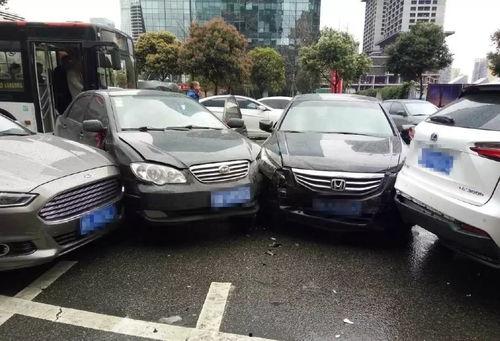 网友爆料车祸新闻报道案例,惊心动魄的车祸瞬间，生命无常警钟长鸣  第2张