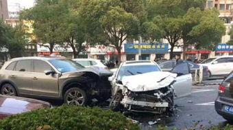 网友爆料车祸新闻报道案例,惊心动魄的车祸瞬间，生命无常警钟长鸣  第3张